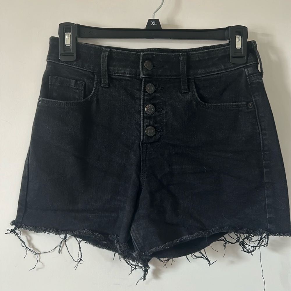 Old Navy - High Rise / Secret-Slim Pockets. Black short jeans with 4 buttons
